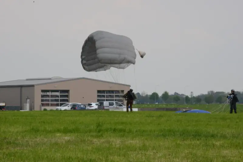 Belgische parachutist landt tijdens special-operations-training in Chièvres