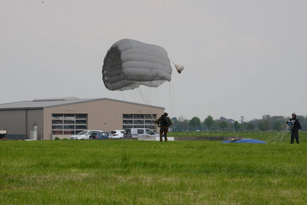 Belgische parachutist landt tijdens special-operations-training in Chièvres